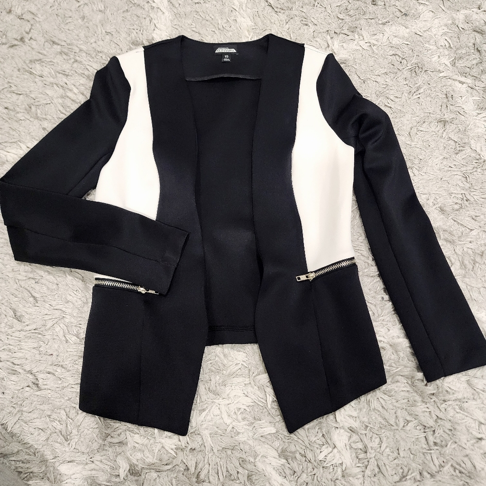 NWOT Blazer- Black and White
